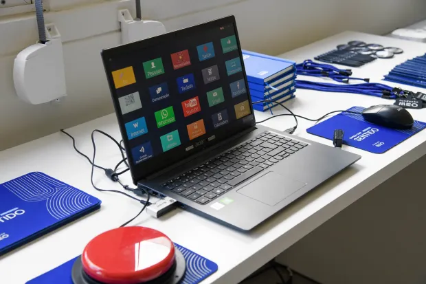 PC com interface de comunicação alternativa com rato adaptado e botão acessível vermelho